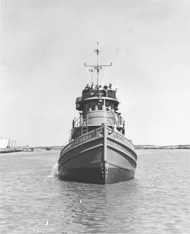 Black-and-white builders-trial photograph of USS Shamokin II approaching bow-first